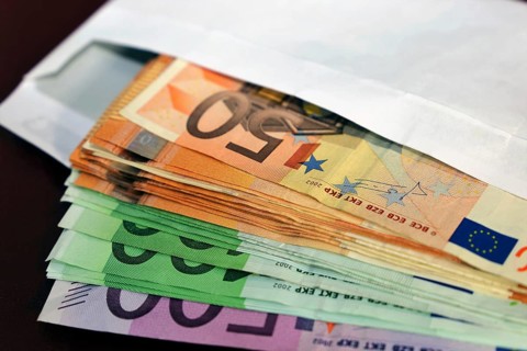 Briefkuvert mit Eurobanknoten (Envelope with euro bank notes)