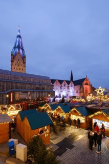 Christmas market stalls at the market, behind the Diocesan Museum and Paderborn Cathedral, Blue