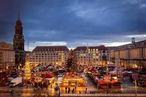 A few days in front of the opening of the Dresden Striezelmarkt, a lighting test was carried out
