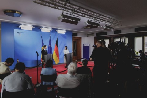 (R-L) Annalena Bärbock (Alliance 90/The Greens), Federal Foreign Minister, and Mihai Popsoi,
