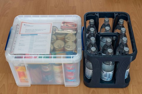 Emergency preparedness, food supply in a private household, box of long-life food, 10-day supply,