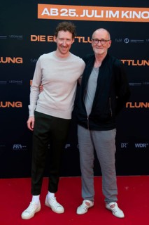 Peter Lohmeyer with his son Louis Klamroth, DIE ERMITTLUNG, photo call on the red carpet for the