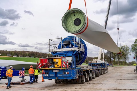 Preparation for the transport of a 68 metre long blade, a wind turbine, with a self-propelled