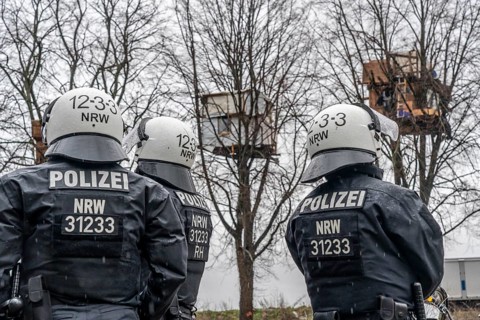 2nd day of the clearing of the hamlet Lützerath, by the police, of tree houses and huts, of climate