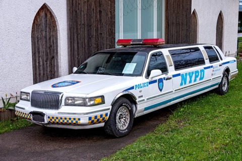 Vintage LINCOLN Town Car, built between 1995 and 1997, luxury stretch limousine, curious rarity,