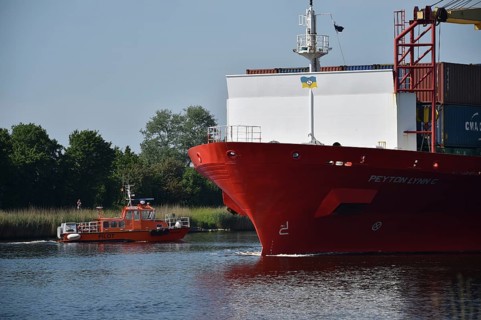 Pilot boat Schülp and container ship Peyton Lynnc in the Kiel Canal, Kiel Canal,