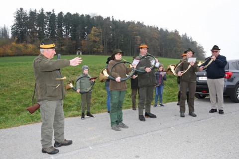 Hunting guide and hunting horn player in front of the start of the hunt for brown hare (Lepus