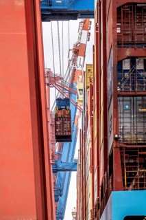 Unloading of the Magleby Maersk container freighter at EUROGATE Container Terminal, Waltershofer