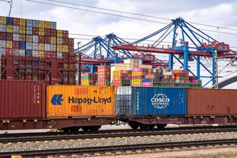 Port of Hamburg, Waltershofer Hafen, container ships, goods train brings and collects freight