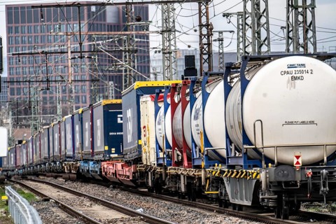 Goods train, on a track west of the main railway station of Frankfurt am Main, track system,