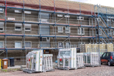 Energy-efficient refurbishment of an apartment block, thermal insulation, new windows and new roof