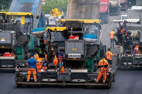 Renewal of the road surface on the A40 motorway between the Kaiserberg junction and Mülheim-Heißen,