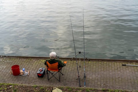 Angler on the Rhine-Herne Canal, Senior, Duisburg, North Rhine-Westphalia, Germany, Europe