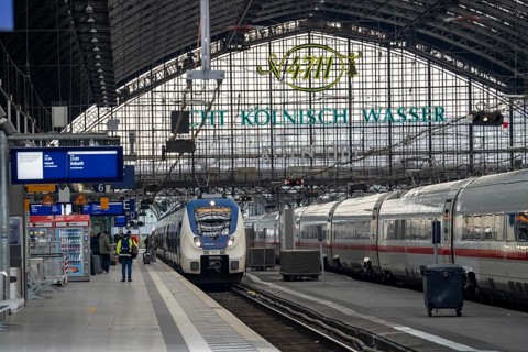 Cologne Central Station, trains at the platforms, Cologne, North Rhine-Westphalia, Germany, Europe