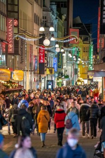 Pre-Christmas time in Dortmund, pedestrian zone, shopping street Westenhellweg, many people go