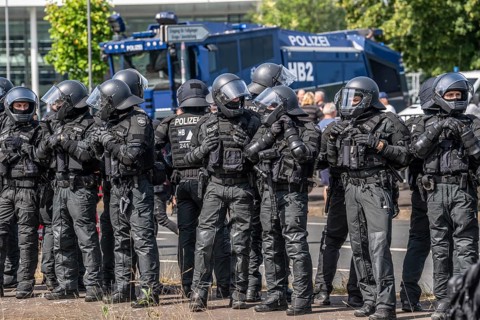 Police at the demonstration against the AFD party conference in Essen, several tens of thousands of
