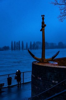 High water on the Rhine at Düsseldorf-Kaiserswerth, foggy weather, riverside paths and Rhine