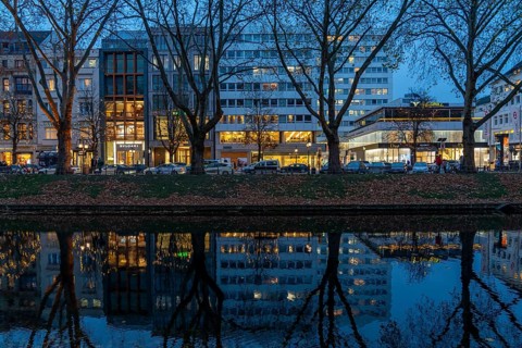 Königsallee, Kö, elegant shopping street in the city centre of Düsseldorf, city canal, Christmas