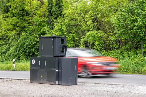 Semi-stationary speed camera on the B227, Hattinger Straße, used by the city of Gelsenkirchen,