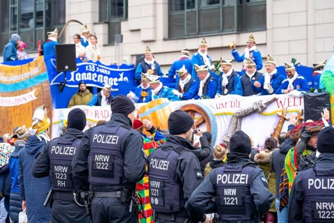 Rose Monday procession in Düsseldorf, street carnival, police operation, police officers secure the