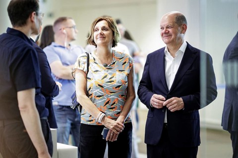 (R-L) Olaf Scholz, Federal Chancellor (SPD), and Britta Ernst join the queue to cast their vote for