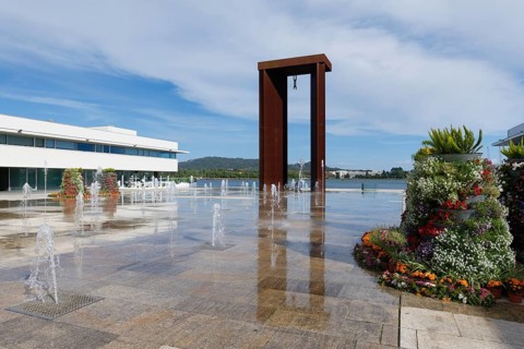 25 de April monument and water games, Freedom Square, Viana do Castelo, Minho, Portugal, Europe