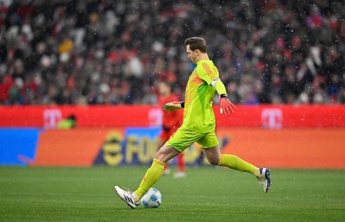Goalkeeper Manuel Neuer FC Bayern Munich FCB (01) Action on the ball, snowfall, Allianz Arena,