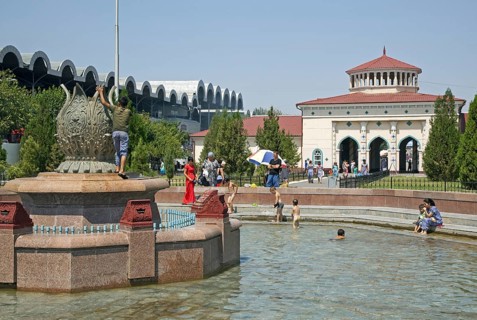 Children playing in fountain in front of the Chorsu Bazaar in the center of the old town of