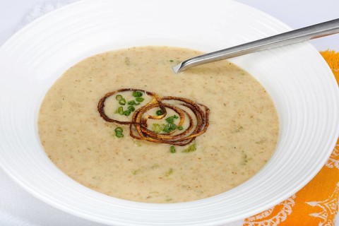 Swabian cuisine, green spelt soup, healthy, vegetarian, regional, soup served in soup plates,