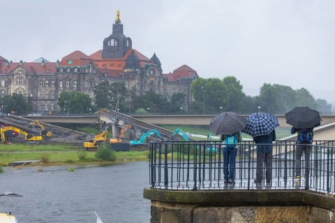 In the early hours of the morning, a section of the Carola Bridge collapsed for unknown reasons.