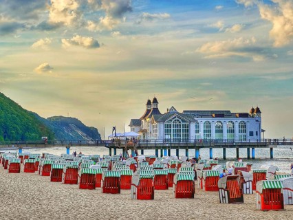 The Sellin pier, 394 metres long, with restaurant, jetty, beach chairs, island of Rügen,