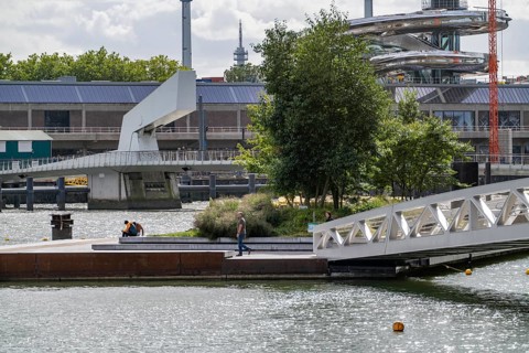 First part of the floating park, in the Rijnhaven, 28ha harbour basin, has now been filled in to