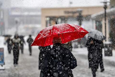 Winter weather, heavy snowfall, city centre traffic, passers-by in the snow, Essen, North