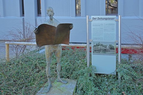 Sculpture Newspaper Reader by Karl Ulrich Nuss 2005 with historical text, inscription, bronze