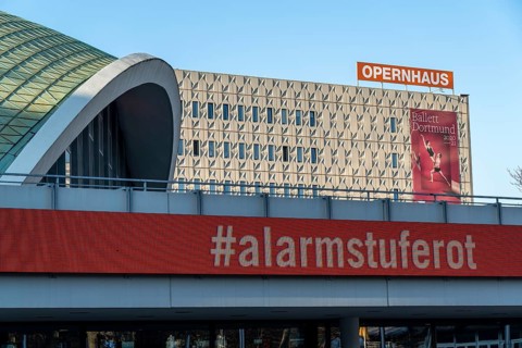 Closed opera house, #alarmstuferot campaign, due to the corona crisis, during the second lockdown,
