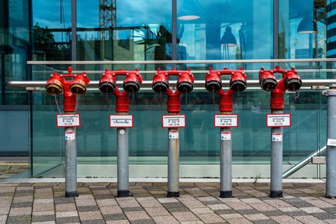 Extinguishing water supply for the fire brigade at a large office building, dry pipes into which