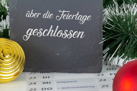 Board with the inscription CLOSED OVER THE HOLIDAYS on a calendar for 2025