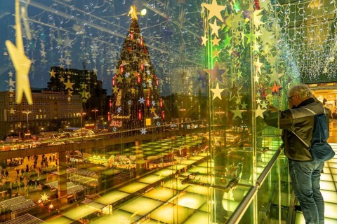 Christmas market in Dortmund, Hansaplatz, view from a pedestrian gallery between 2 department