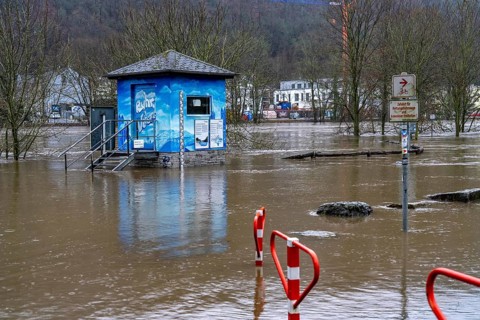 High water on the Ruhr, after days of heavy rainfall, the Ruhr is flooding, warning level 2 of 3,