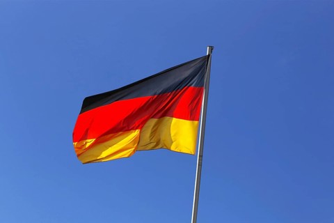 Deutsche Nationalfahne weht im Wind (Deutsche Flagge weht im Wind)