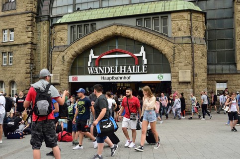 Europe, Germany, Hamburg, Central Station, Entrance Wandelhalle, Travellers, Europe