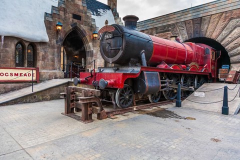Hogwarts Express train at the Hogsmeade station in The Wizarding World of Harry Potter at Universal
