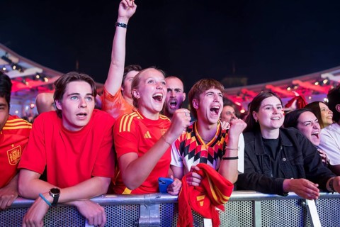 Spanish fans celebrate after scoring the 2:1 goal at the Adidas fan zone at the Bundestag during