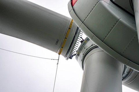 Erection of a wind turbine, wind energy plant, assembly of the third blade, with a crawler lattice