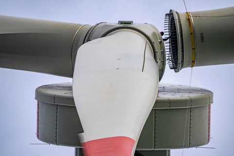 Erection of a wind turbine, wind energy plant, assembly of the third blade, with a crawler lattice