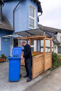 Detached house with various solar modules, in addition to solar panels on the roof of the house,