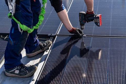 Installation of solar modules on the roof of a commercial enterprise, over 400 photovoltaic modules