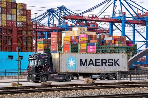 Port of Hamburg, Waltershofer Hafen, container ships, lorries bring and collect freight containers