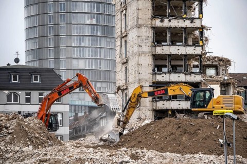 Demolition of the former RWE building complex, in the city centre, on the A40 motorway in Essen,