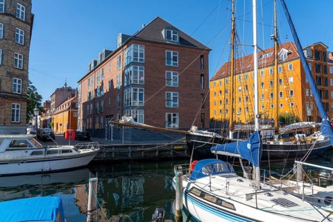 Christianshavns, residential buildings, restaurant, jetty on the Wilders Canal, old district, at